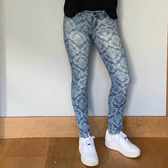 Forever21 Skinny Jeans with White “Floral” Design - Picture 2 of 8